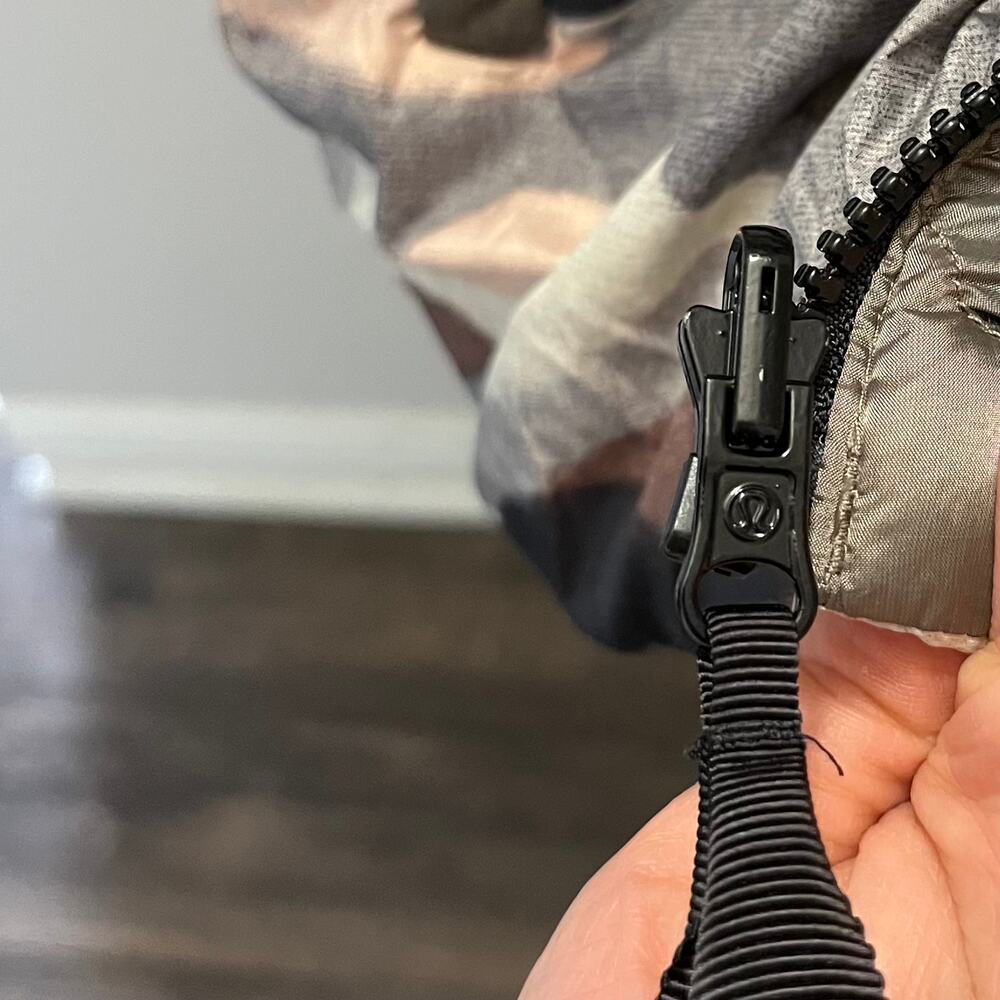 Lululemon The Fluffiest Puffer Vest 6 Cashew Coast Camo Butter Reversible Down - Picture 14 of 15